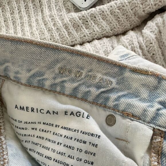 American Eagle Women’s 6 X Short Mom Jeans Distressed Light Wash - Picture 4 of 6